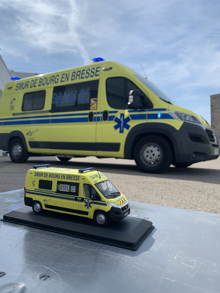 SAMU01Ain's tweet photo. Visite de @Miniasmur ce jour au SMUR de Bourg En Bresse.
Présentation de sa réplique miniature à notre AR. Elle en🚨🚑de fierté. https://t.co/ZyUeJmmNjr