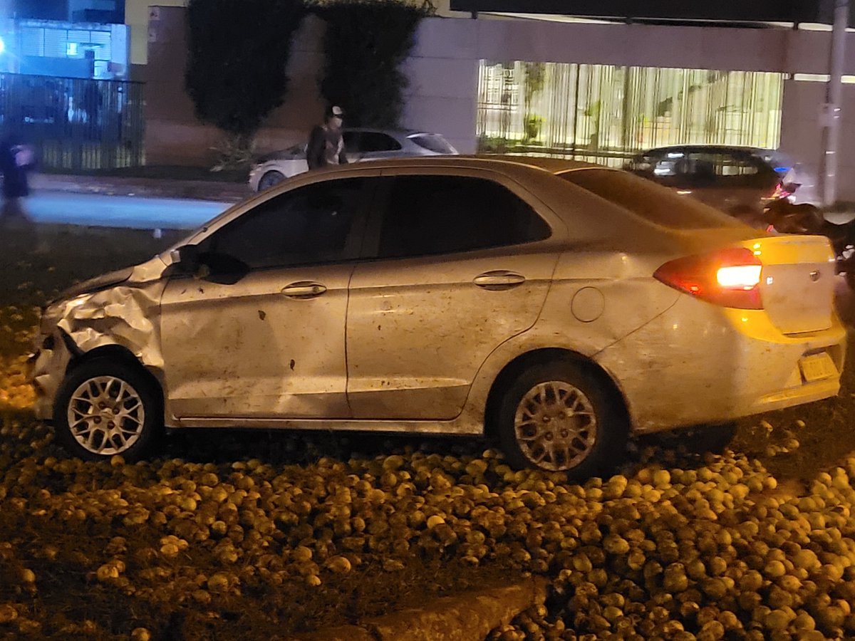 karinaponce2's tweet photo. AHORA: Un camión con carga de limones volcó en la rotonda de la Diagonal de Tafí Viejo. 2 personas resultaron con heridas leves. El.ch8fer del camión y una de las ocupantes del vehículo menor. @tunortenoticias https://t.co/Kuk8H3DvkU
