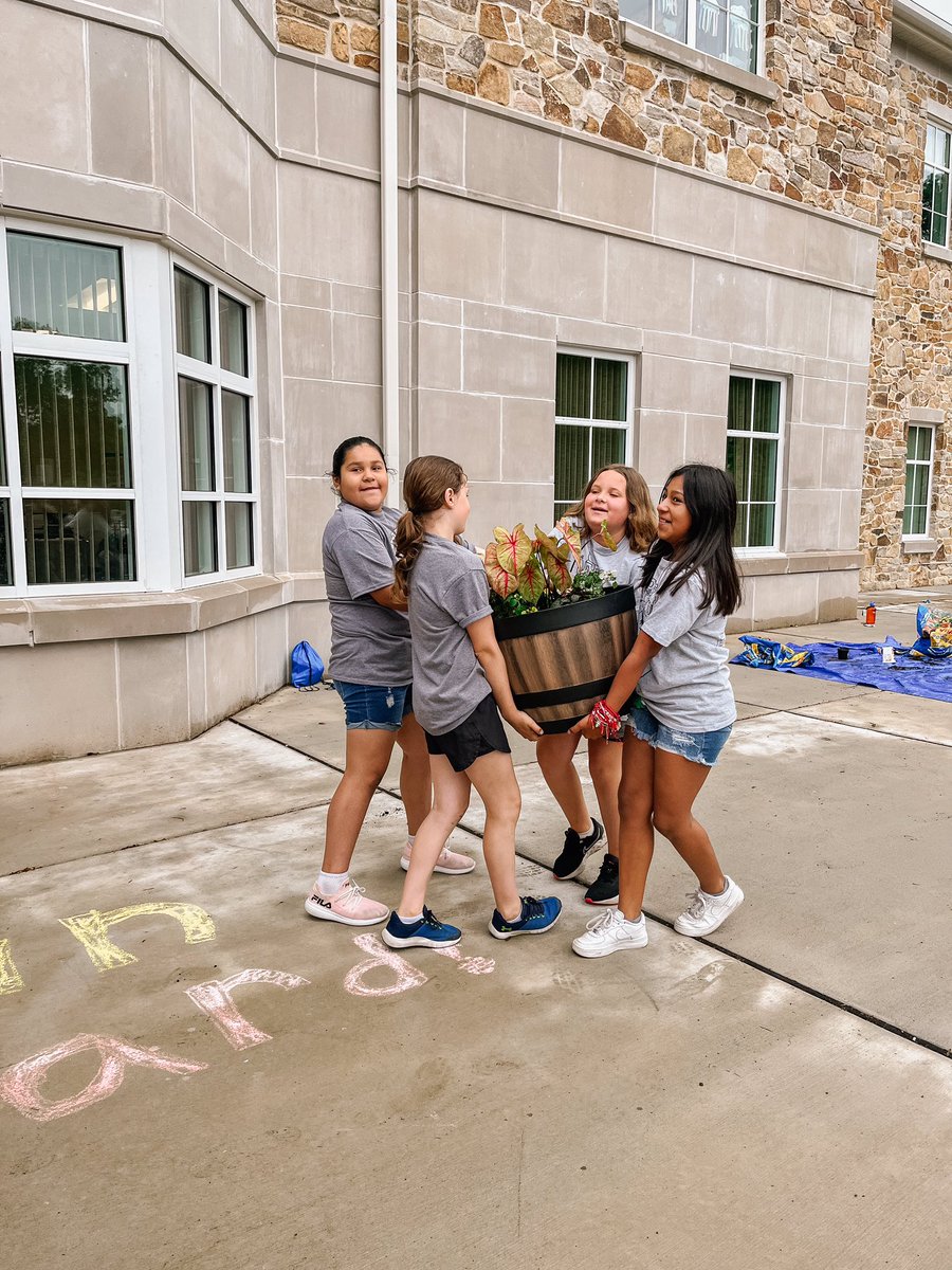 GreystoneES's tweet photo. Thank you to our Grizzlies Student Council for our planters and chalk work out front! Terrific! @ms_mcgoldrick @WestChesterASD https://t.co/ES51yqmLdD