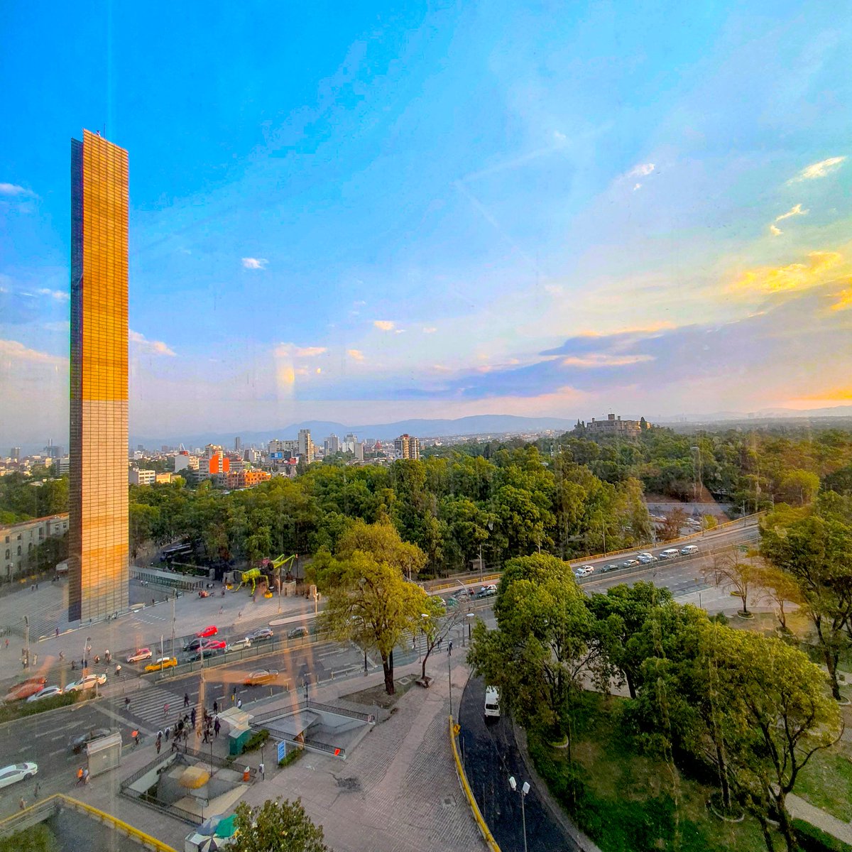 RolandoAndow's tweet photo. Un fastuoso atardecer entre el Castillo de Chapultepec, un bosque, Paseo de la Reforma y un rascacielos.
#CastilloDeChapultepec #Reforma #BosqueDeChapultepec #CDMX #CiudadDeMéxico #RitzCarlton #RCMemories #MexicoCity #EstelaDeLuz #RolandoAndo #RolandoAndow @RitzCarlton https://t.co/e4gw4tQ5B1