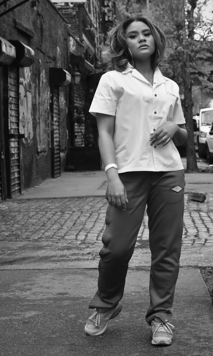Loved my fit from my panel 😙🤌🏽
Dream shirt <a href="/Sondernewyork/">Sondér New York</a> 
Tearaway pants <a href="/VSNRYSOCIETY/">VISIONARY SOCIETY</a> 
Kicks <a href="/JoeFreshgoods/">JFG</a> x <a href="/newbalance/">New Balance</a> Outside Clothes