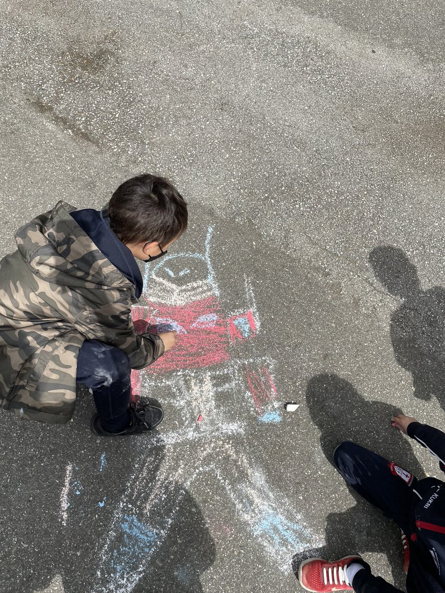 MsAlbertisClass's tweet image. Day 15 #walkingcurriculum challenge: Shadow Walk! Playing with our shadows while the sun peaks in and out of the clouds.