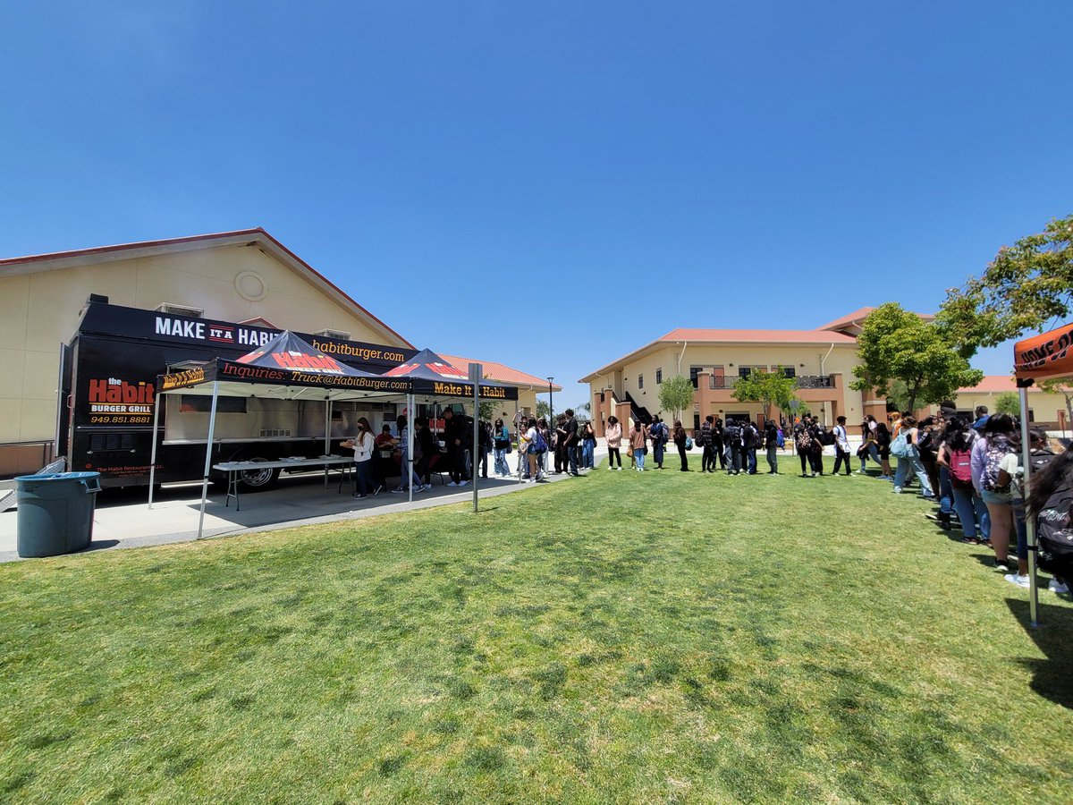 jhdelacy's tweet photo. 405 students and 95 staff rewarded with burgers and fries today! @ValVerdePBIS @OrangeVistaASB @OrangeVistaHS @ValVerdeUSD https://t.co/oI4wn4ueKn