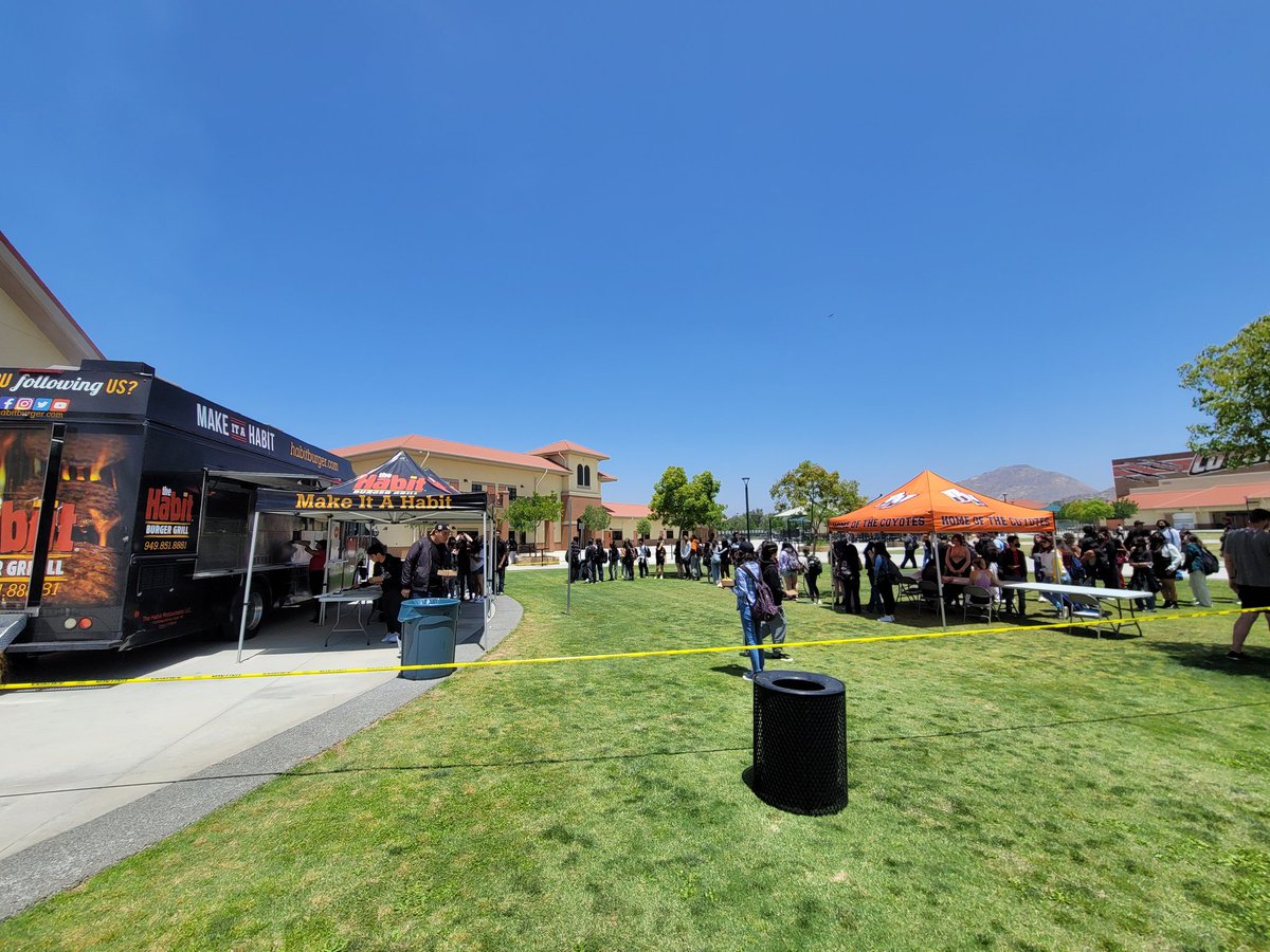jhdelacy's tweet photo. 405 students and 95 staff rewarded with burgers and fries today! @ValVerdePBIS @OrangeVistaASB @OrangeVistaHS @ValVerdeUSD https://t.co/oI4wn4ueKn
