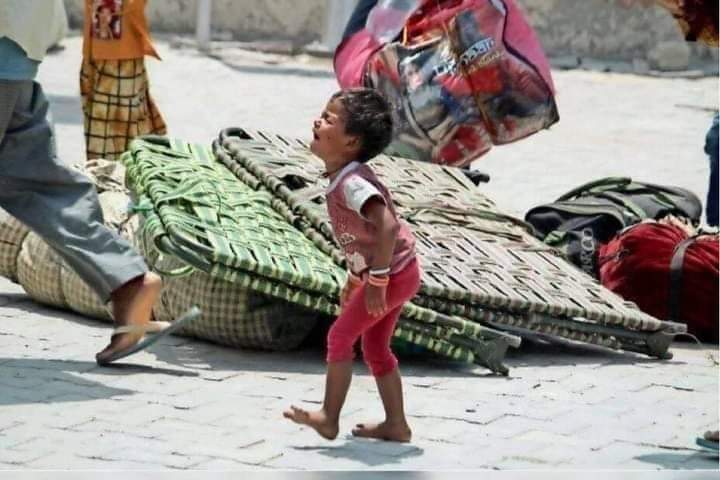ummati_313's tweet photo. तेज़  धूप  में  झुलस  गये  उन  बच्चों  के पाँव,
बाप जिन का माहिर था महंगे जूते बनाने में https://t.co/EvLVyPOh4M
