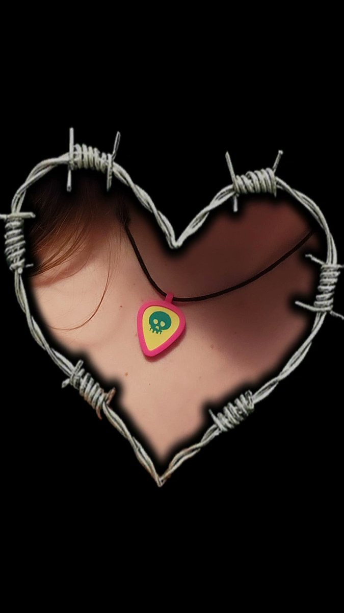 GrabUrHeartnRun's tweet photo. Happy 6 month anniversary to this incredible moment in my life. Matt gave me his pick during "This could be love"!
I now wear it around my neck.

This band has changed my life in so many ways. This year marks 21 years that I've been in love with them. 🖤
#alkalinetrio #alk3 https://t.co/XVgDP7drEn