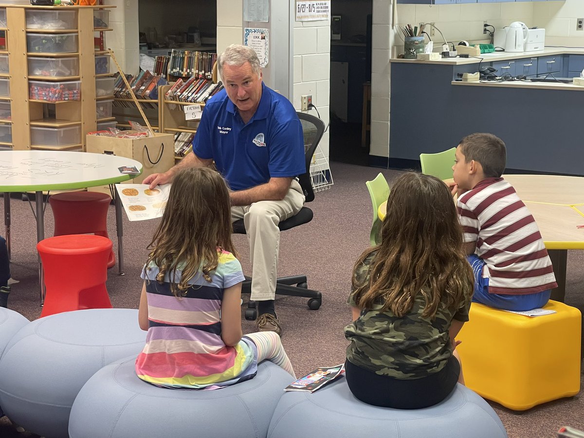 krsprincipal's tweet photo. Great Night for Reading!
Thank you to the teacher readers! Thank you to Mayor Conley @ConleyForMayor, and Captain Nunn for reading! https://t.co/vgI1cEZXUR