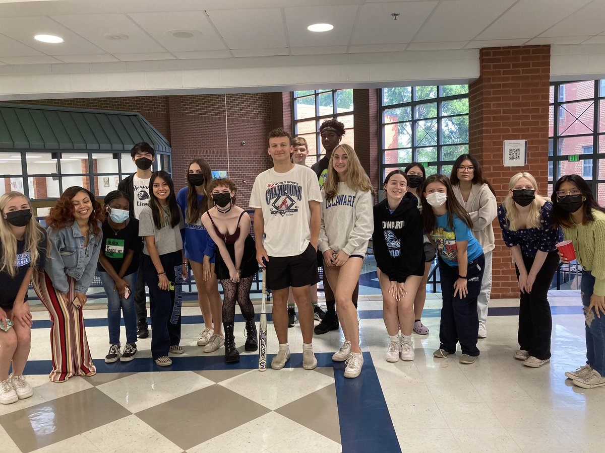 HowardLionsTale's tweet photo. Never a dull moment in journalism class.😄
#bestparty #piñata https://t.co/RLGIZSp7VP