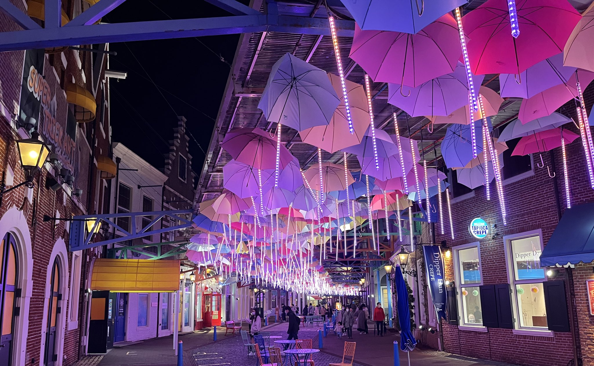 しゅう Shuu Pa Twitter ハウステンボスです 写真を撮ってきたのでポツポツ紹介します アトラクションタウンのアンブレラストリートです もう1枚角度を変えた写真をアップします カラフルな傘の列が奥まで続いて素敵です 長崎 Nagasaki 佐世保 ハウステンボス