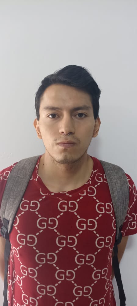 Hoy en el Punto de Control Migratorio Peracal en #SanAntonio, Ia #PNB de Migración y Saime, detuvo al ciudadano Joel Ponluisa Carrera de nacionalidad ecuatoriana, quien se encontraba  solicitado por la #Interpol por abuso sexual y pornografía infantil. 1/2