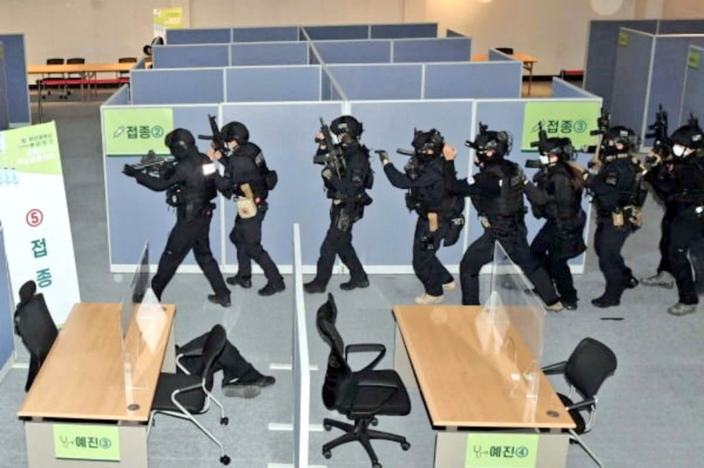 코미디 정권 5년 
지금 보니 더 웃겨요.