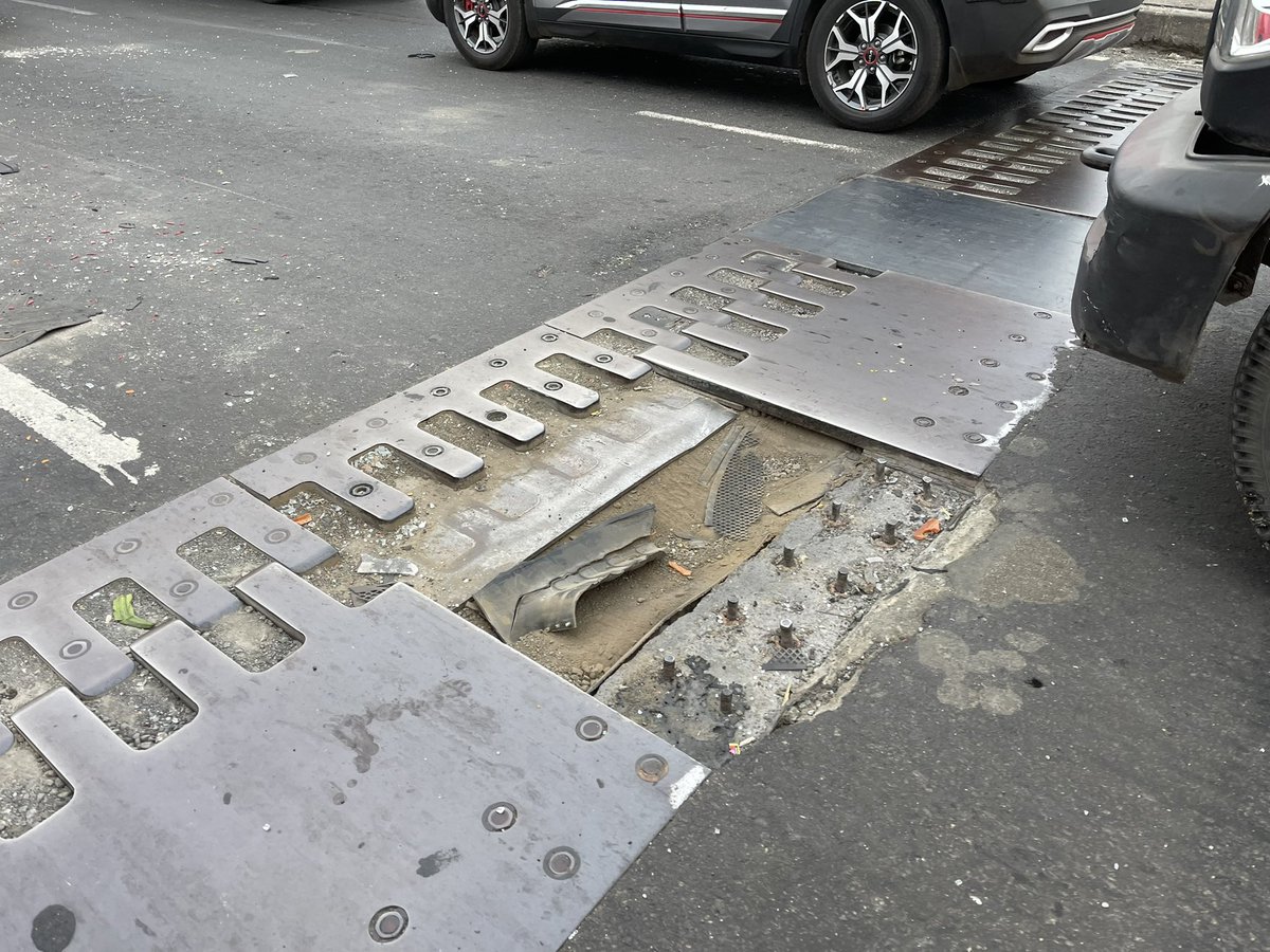 CyrusDhabhar's tweet photo. IMPORTANT AND POSSIBLY LIFE THREATENING!! This has happened on the Vashi Creek Bridge. And I’m told this isn’t the first time in the last few days that this has happened! Guaranteed accident if you hit it at any sort of moderate speed! @RoadsOfMumbai @MTPHereToHelp @MumbaiPolice https://t.co/u0hzz0eQXQ