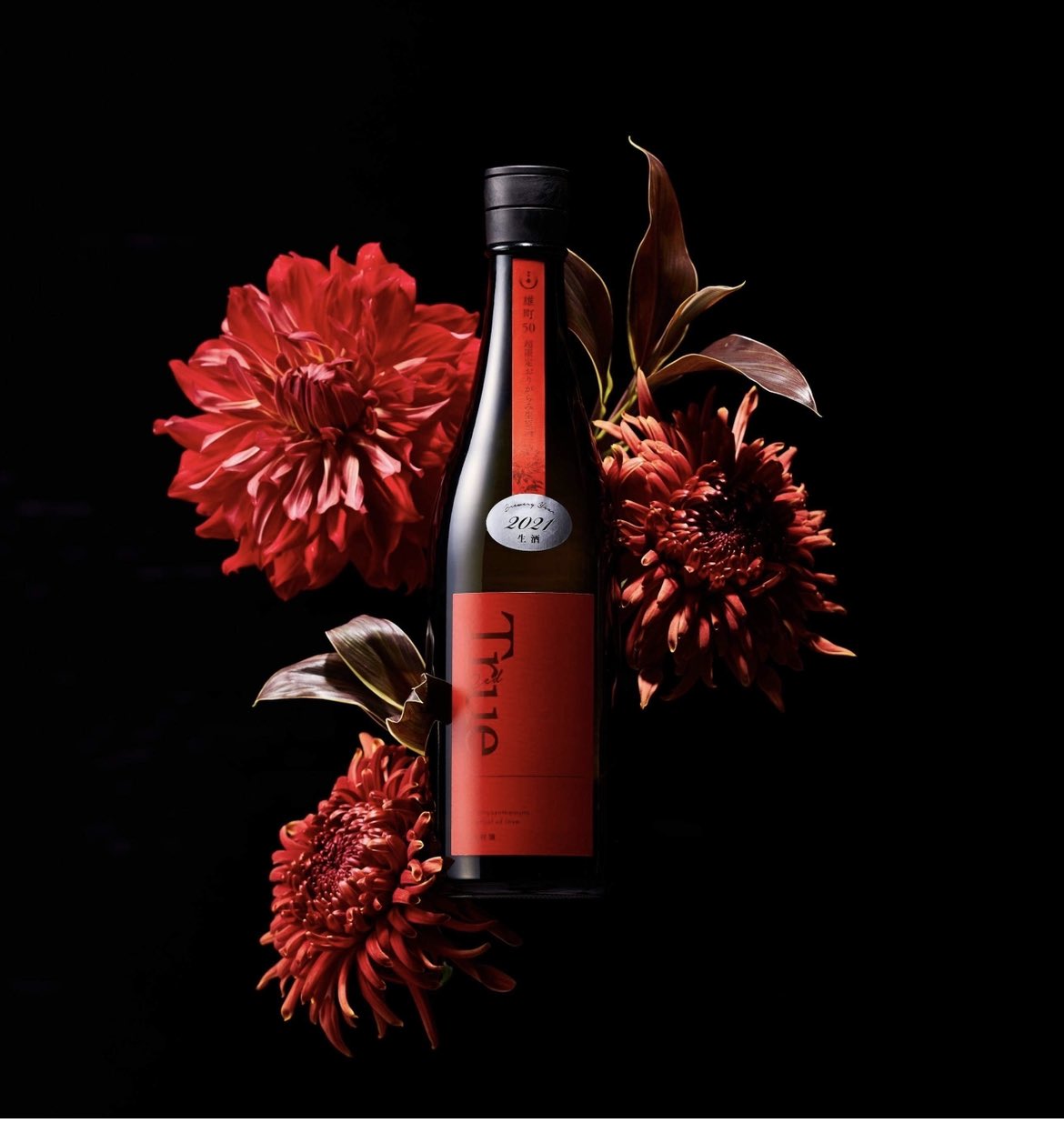 寒菊銘醸 公式 ラベルデザインは 赤い菊の花言葉である 愛情 を表す 赤 を基調とし 原点を表すためシンプルに表現しております 同時リリースのtrue Whiteと一緒に是非お愉しみください T Co J7x8mkjbmo Twitter