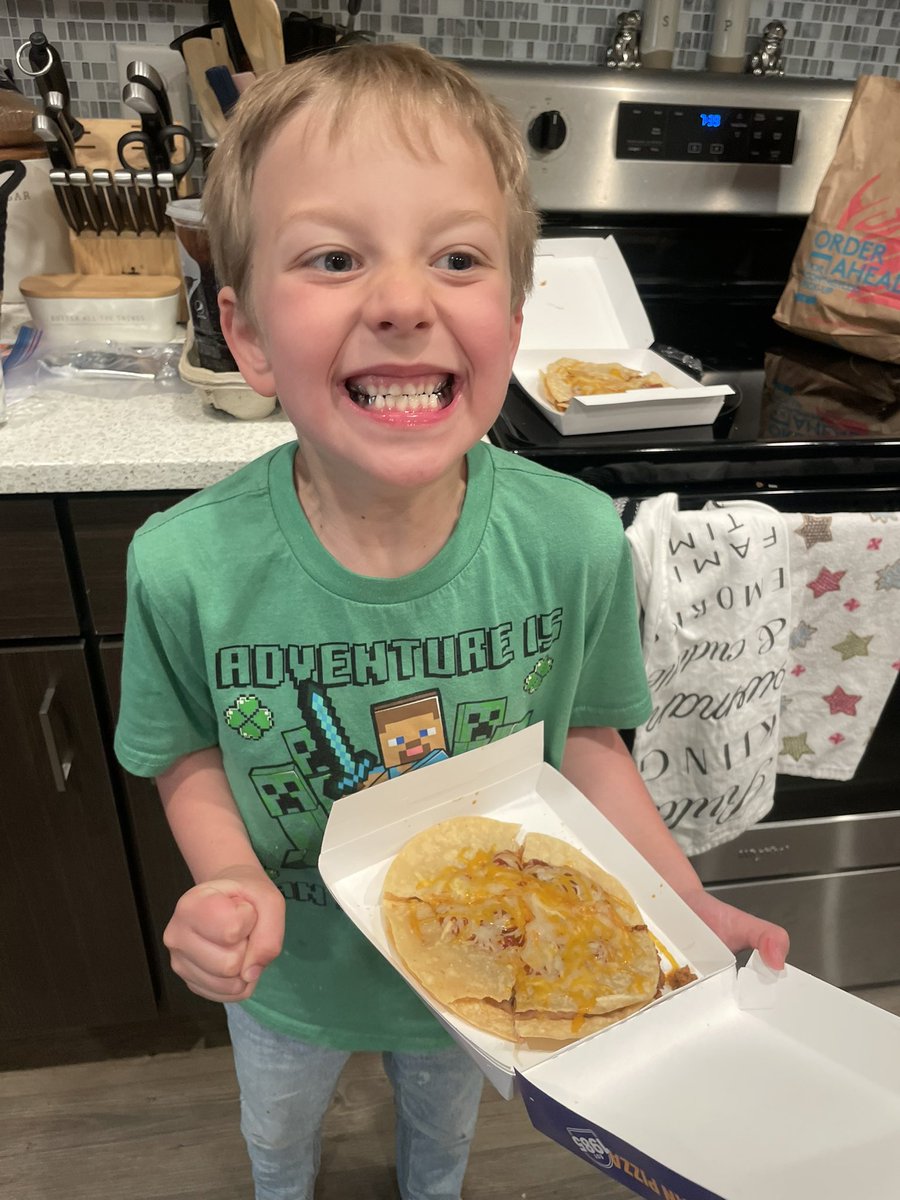 MfastLLC's tweet image. #mexicanpizza day made my sons day! @tacobell