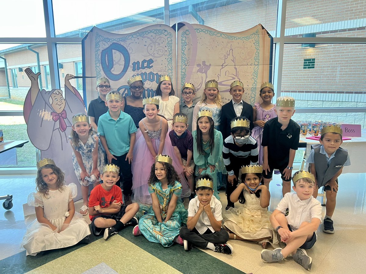 dragonfirsties's tweet photo. First grade royalty! https://t.co/oV1k2RQT8s