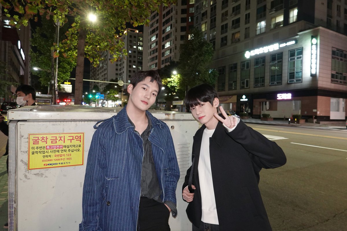 Aplay_as's tweet photo. 쁘이쁘이✌️ 귀여운 모습도
촬영 시작 전😐 긴장한 모습도 

매 순간을 화보로 만들어 버리는 
연석이와 하연이😘 

#첫사랑만세번째 #첫세 #first_love_again
#연석 #정하연 #진건 #전창하 #에이플레이 #아센디오 https://t.co/BwwqzZK2bJ
