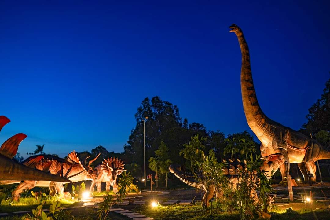 TourismPahang's tweet photo. Zoo Hibrid pertama di dunia dengan T-REX terbesar di Asia 🤩

🌳Zoo yang menggabungkan konsep hidupan sebenar haiwan dan haiwan animatronik prasejarah seperti dinosour

🌳Tarikan terbaru  The Hobbit House ada di sana 😍 https://t.co/1fUfWEttuv
