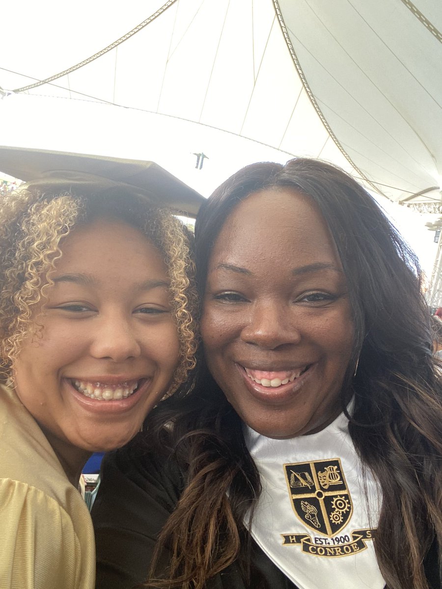 ConroeTigerVB's tweet image. Beyond proud of this girl. Our senior Trinity Lane just graduated!! Southern University is getting a good one!! #Classof2022 @TrinityLane2022