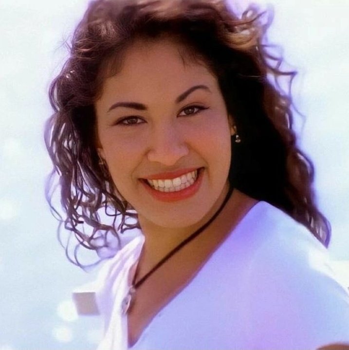 WorldSelena___'s tweet photo. Bidi bidi bom bom💗 https://t.co/BG5HtuDXDK