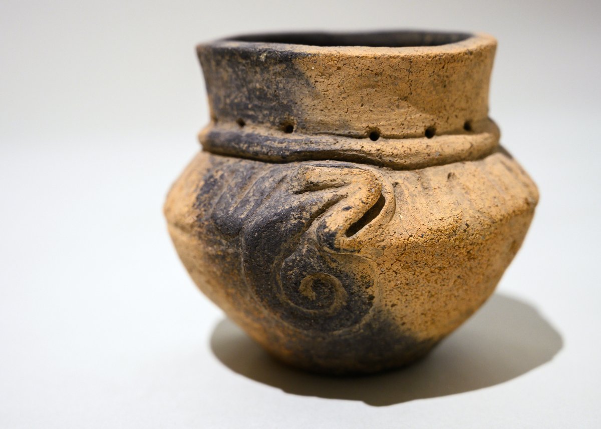 蛇文酒壺（じゃもんさけつぼ） 蛇文酒壺と呼ばれている小さな有孔鍔付