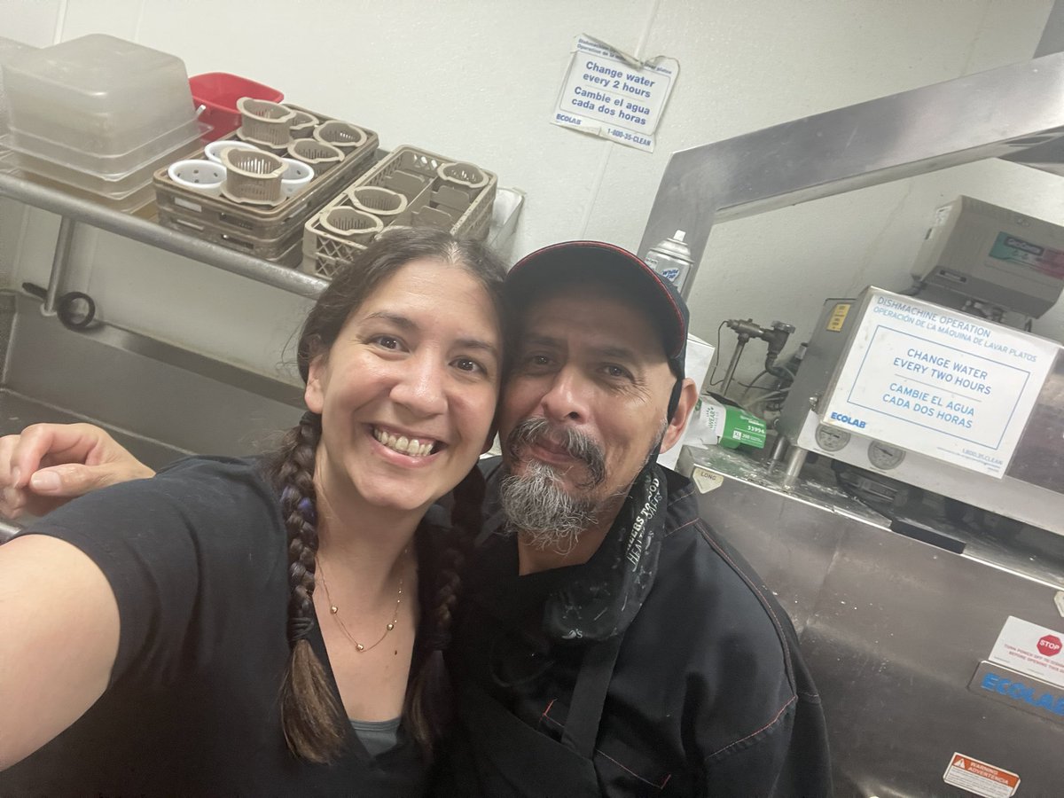 shelliwolf's tweet photo. Iโm always tagging my restaurant #team.#teamstreamwood,#teambatavia,#teamhoffman. nothing says team more #teamchilis. Round of ๐๐ป & so muchโค๏ธfor Arnolfo! My chilihead in hoffman and saving the day closing dish @ Streamwood when we needed him so much. @GumpMike @MarissaOcampo11 https://t.co/coV2rCE5eO