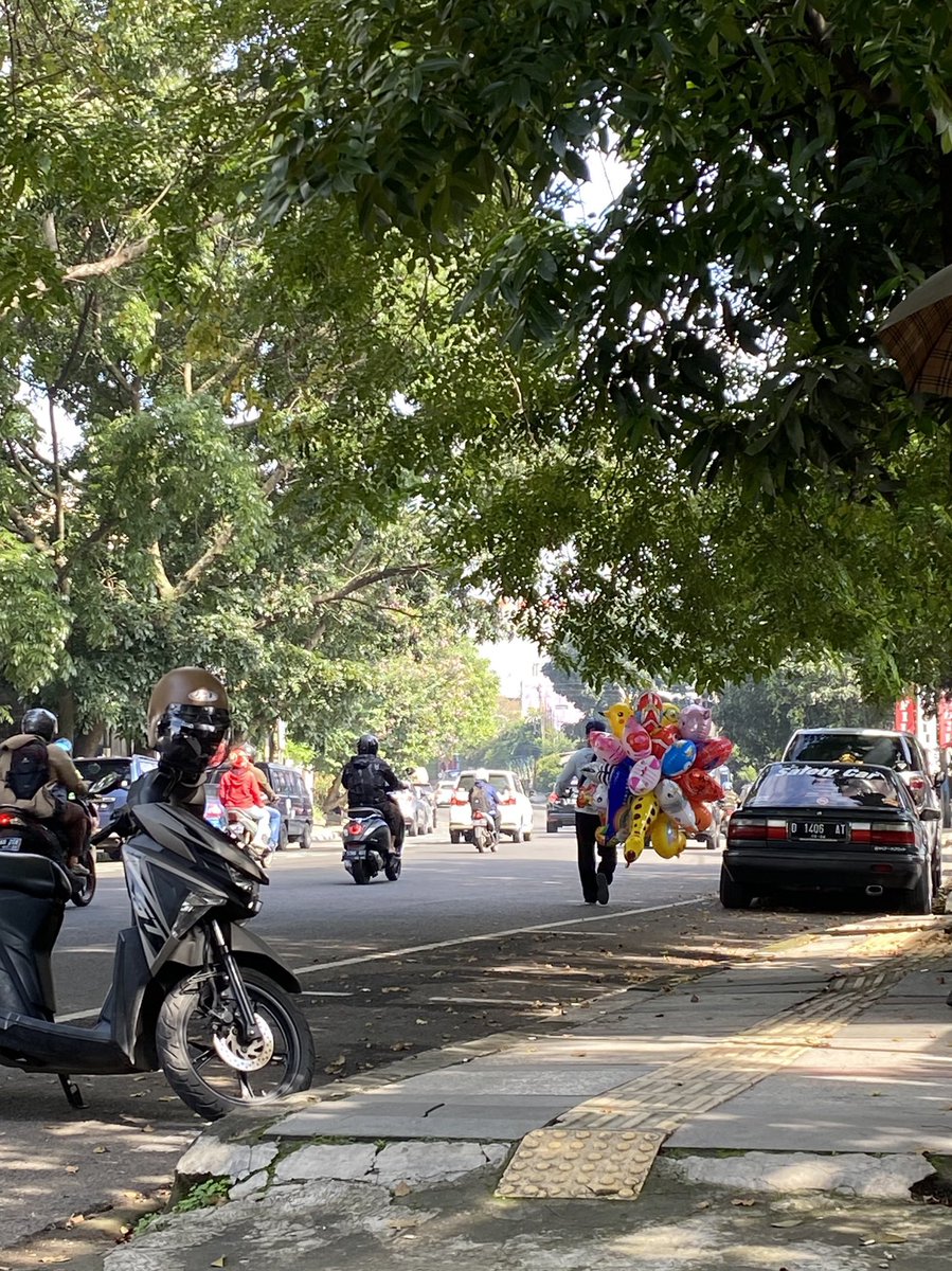 Semua punya caranya sendiri-sendiri untuk bertahan hidup.