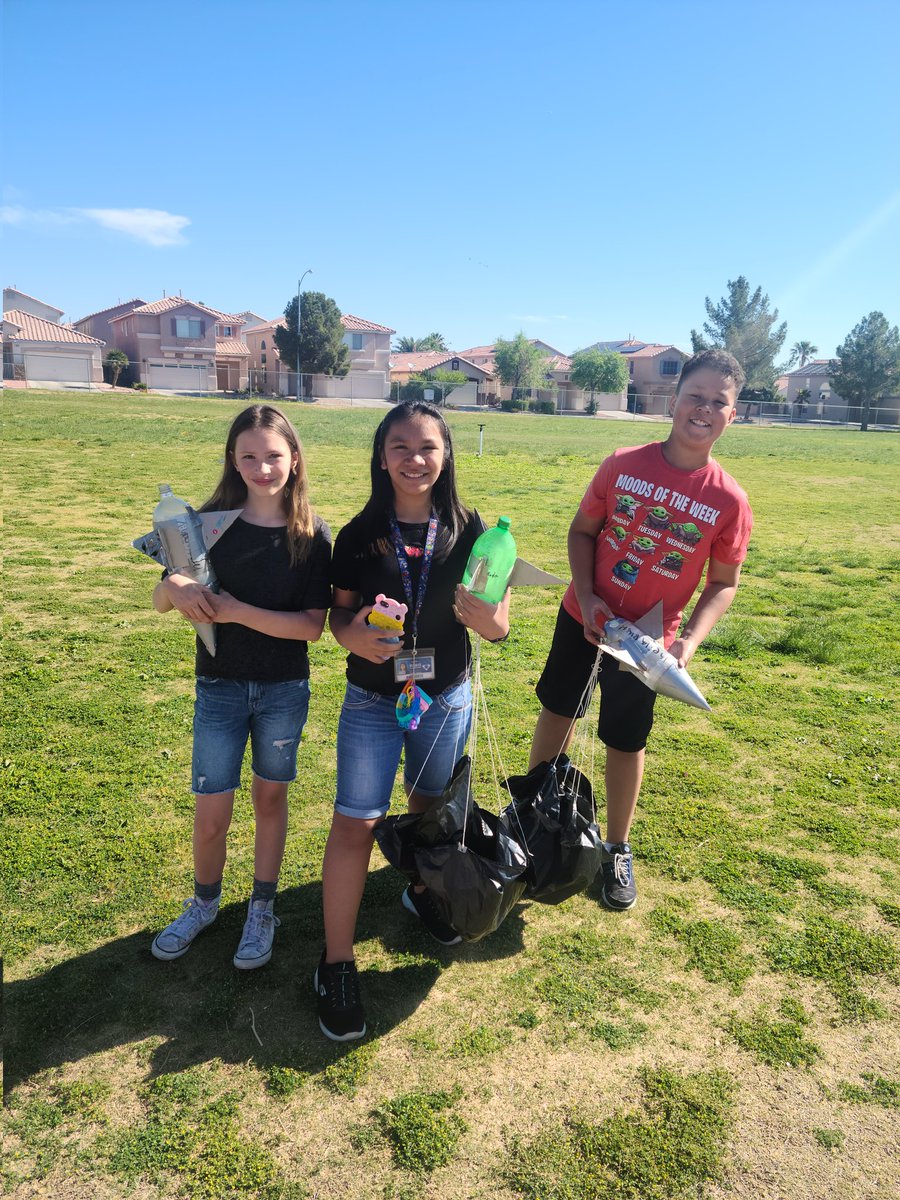 HayesCCSD's tweet photo. We had a great Rocket Day this week! Shout out to Mr. Lord and Coach Hanks for pulling it off effortlessly! #hayesistheplace #ccsd #1forkids #hayeselementary https://t.co/BUxJ7mgDFL