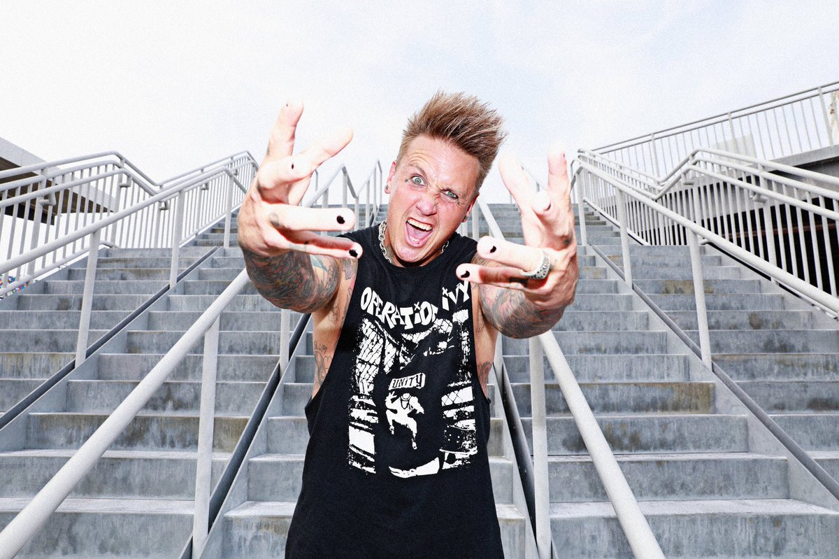 .<a href="/paparoach/">Papa Roach</a> blew our faces off. 
Our faces are g o n e.