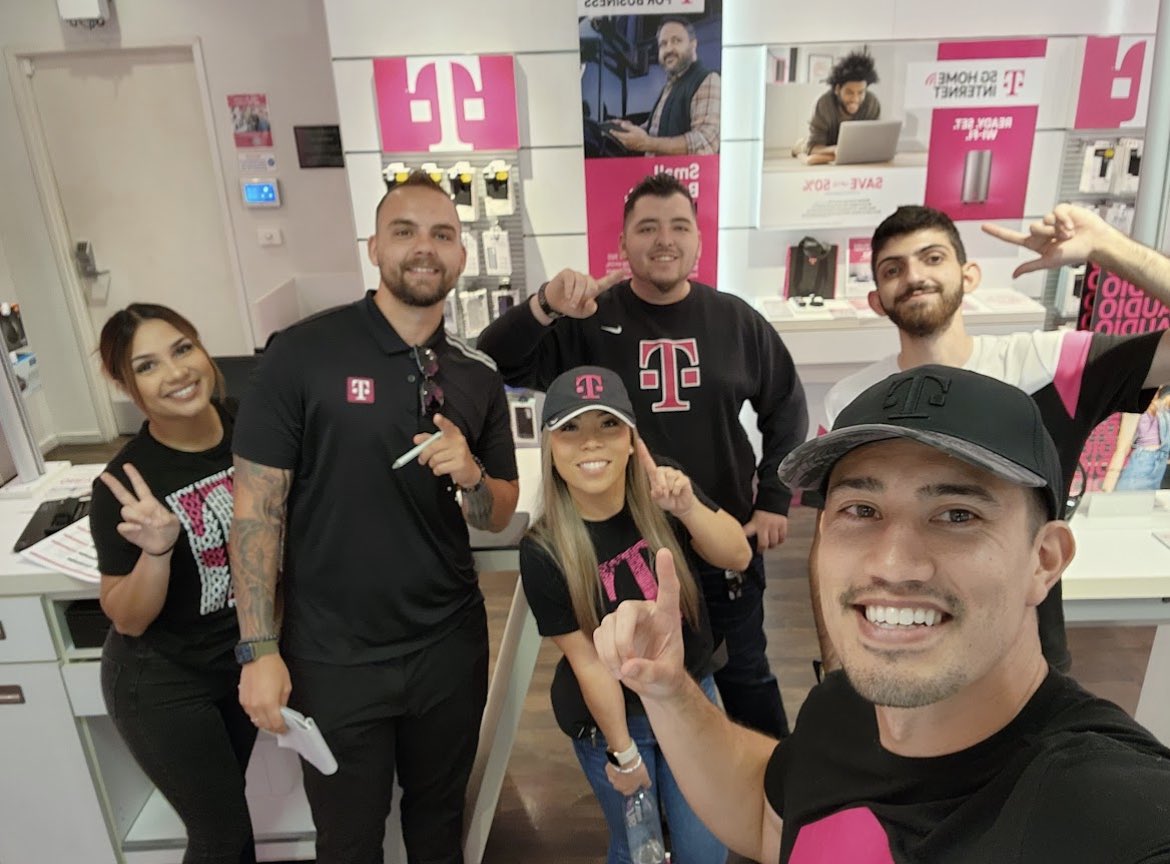 Great visits today with this amazing MobileOne team and their leaders! Looking forward to our partnership in driving HSI 🎉🎉 @MagentaKing23 <a href="/Eli_Hy/">Eli Hynes</a> @PNWCoy