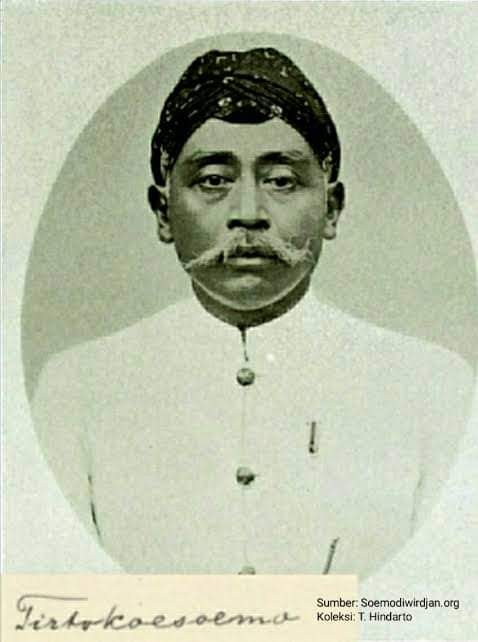 salimafillah's tweet photo. Di umur berapa kalian tahu bahwa Ketua Umum Budi Utomo yang pertama adalah R.A.A Tirtokusumo, Bupati Karanganyar?

Dan di umur berapa kalian tahu bahwa Karanganyar yang dimaksud bukan di Karesidenan Surakarta, melainkan di Kebumen?😃 https://t.co/ECeu2PBE62