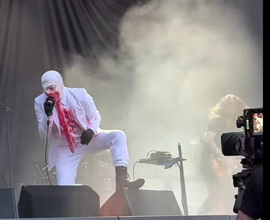 fuckingemoclown's tweet photo. -джерард, нас сегодня снимают, давай без выебонов пожалуйста
-.... https://t.co/kOjS4kAR6s