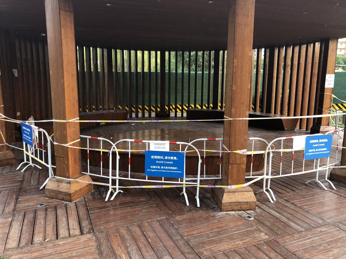 Çitler, çadırlar, termal ısı ölçerler... Salgın politikası, Çin’de şehir peyzajını değiştiriyor. Bir zamanlar tarihi surlarla çevrili kadim bir imparatorluk başkenti, şimdilerde tel örgülerle çevrili.