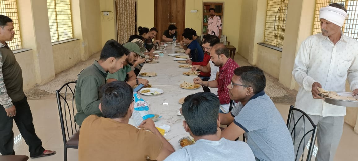 magical_melghat's tweet photo. 5) IshwarChitti is the Marathi equal of Lucky Draw. After a nice lunch our guests moved to their allotted #Machans with packed food+water for the night. Our #Foresters escorted the guests & helped them climb +settle on #Machan. Guests noted down interesting observation+sightings https://t.co/2xAqqFstLc