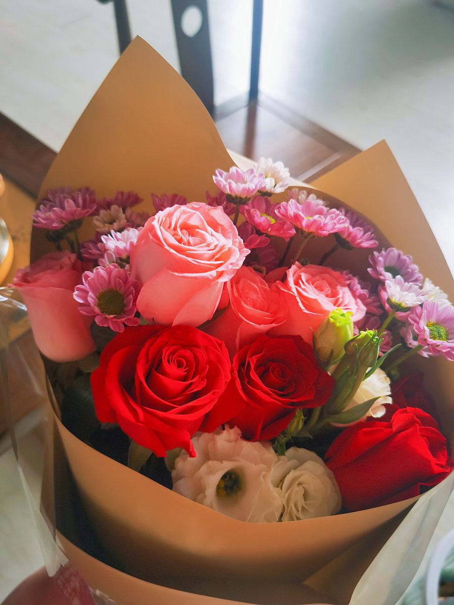 anna80241088's tweet photo. Today is the 520 festival❤️, I don't know who sent the flowers🌹 https://t.co/0E0TizyP4X