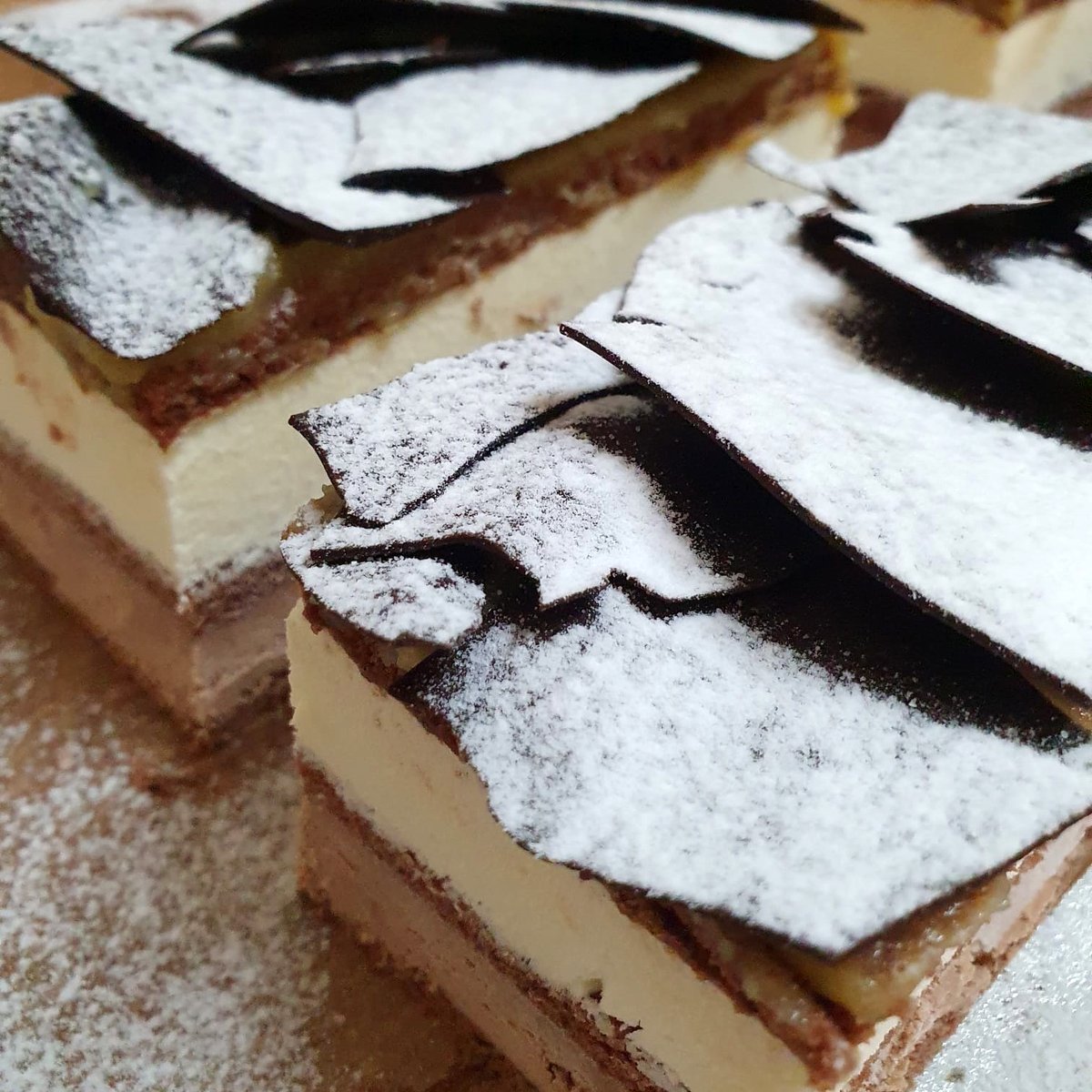 El pastís SELVA NEGRA és un dels més coneguts d’Alemanya. També l’elaborem a #FornPadró. Vine a buscar les teves postres per gaudir del cap de setmana. 🍰🍫 #NouBarris #Barcelona