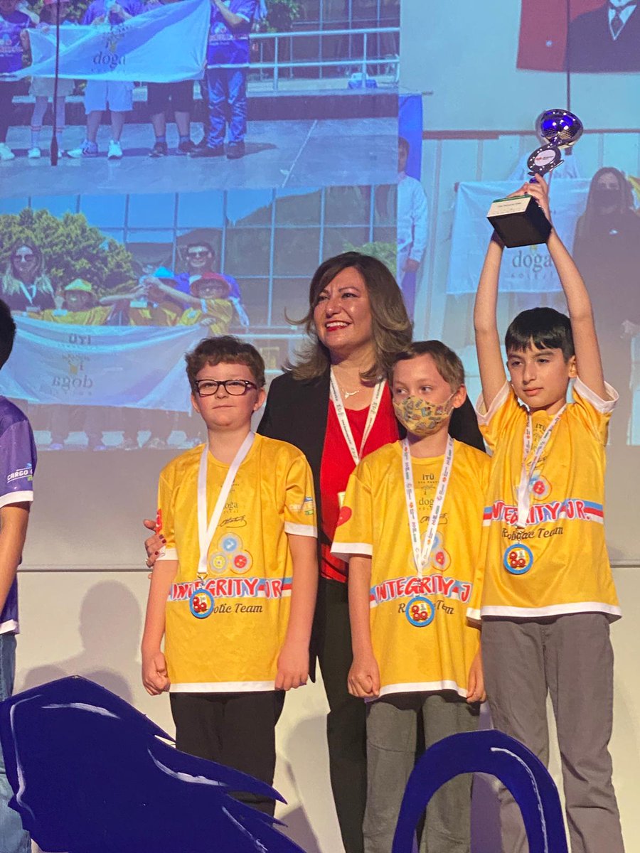 dgstsk's tweet photo. First Lego League kapsamında düzenlenen yarışmada dereceye giren INTEGRITY JR 1 ve INTEGRITY JR 2 takımlarımıza kampüs müdürümüz Emel ÜSTÜN 19 mayıs törenimizde ödüllerini taktim etti. Öğrencilerimizi tebrik ederiz. @KvancBarlas @EmelUstun35 @YKarasinir https://t.co/tNmmDk4cNV