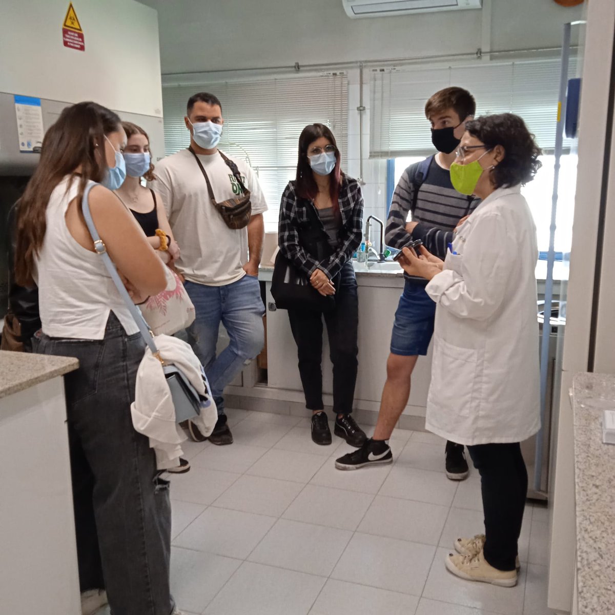 cecamlab's tweet photo. El divendres 13 de maig vam tenir la visita a les nostres instal·lacions dels alumnes de CFGS de Laboratori d'anàlisi i control de Qualitat de l'@Ins_Montilivi. Els estudiants van poder conèixer de prop el dia a dia del laboratori de CECAM i la metodologia de treball. https://t.co/1ajA7JKwsP