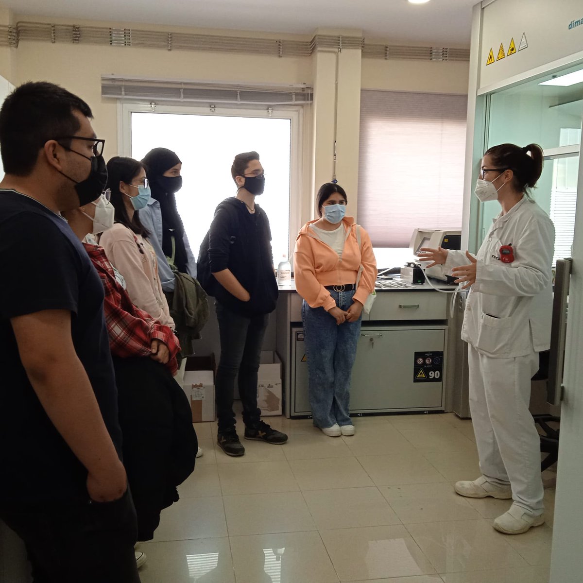 cecamlab's tweet photo. El divendres 13 de maig vam tenir la visita a les nostres instal·lacions dels alumnes de CFGS de Laboratori d'anàlisi i control de Qualitat de l'@Ins_Montilivi. Els estudiants van poder conèixer de prop el dia a dia del laboratori de CECAM i la metodologia de treball. https://t.co/1ajA7JKwsP