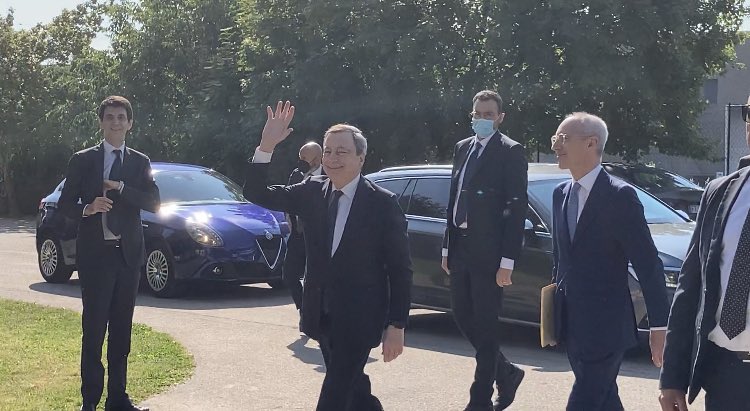 AngelaPederiva's tweet photo. “Un saluto e un abbraccio grande ai veneti”. Le prime parole di Mario #Draghi a #Sommacampagna, nella sua prima visita in #Veneto da presidente del Consiglio. Tutti i particolari sul @Gazzettino https://t.co/sX9w6jyEyv