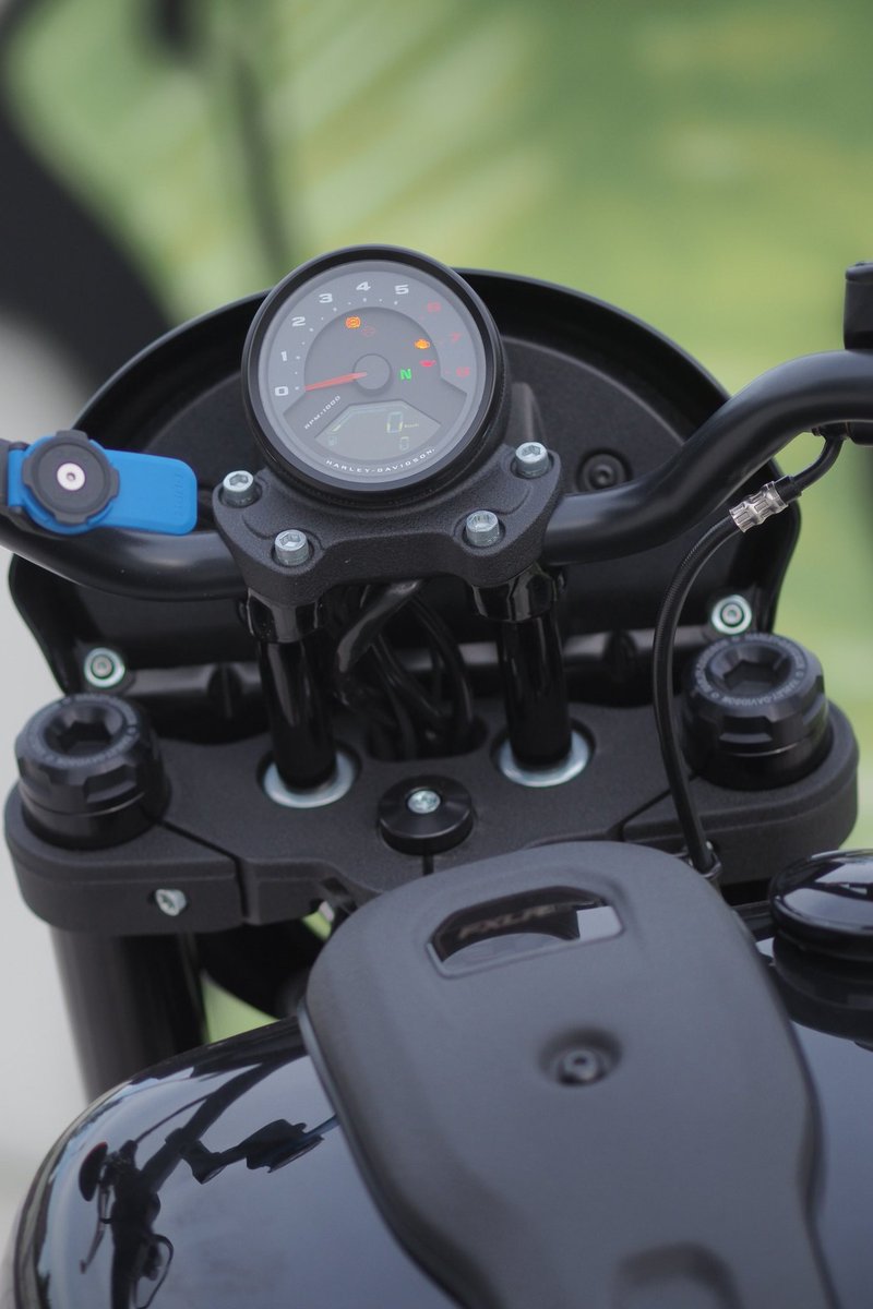 Hier j'étais sur la version 2022 de la Low Rider S. Ça envoi bien. Le compteur est bien mieux positionné. @Harley_France <a href="/harleydavidson/">Harley-Davidson</a> @xaviercrepet <a href="/AstridSERGEANT/">AGENCE SERGEANTPAPER</a> <a href="/simpsonhelmets/">Simpson Helmets - From Custom Cruisers</a>