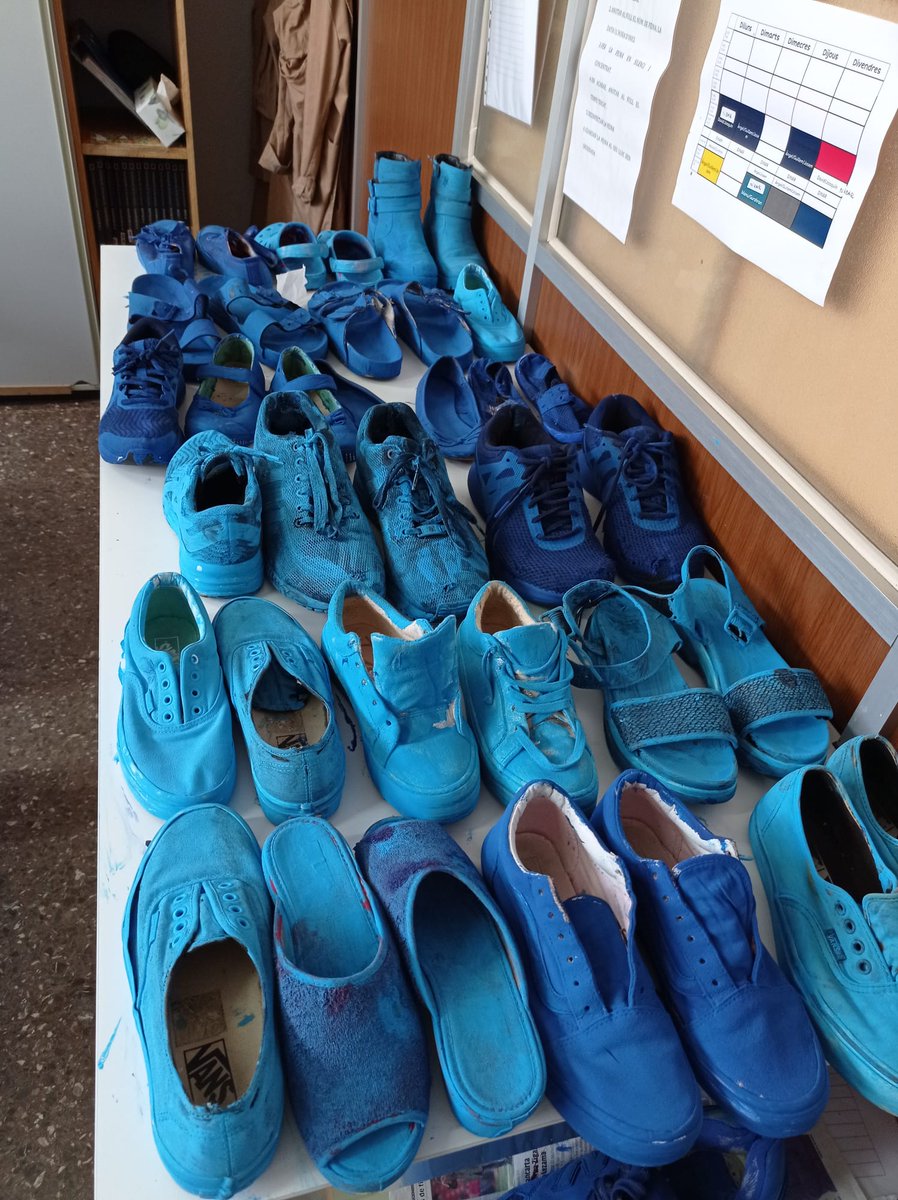 revolucio_verda's tweet photo. El 26.05 a la Nova Mar Bella les @escolesFEP tancarem el 1r curs de #BlauFEP amb una creació de LandArt. Un camí de sabates velles. I en necessitem moltíssimes. Ens ajudeu? Porteu-les a l'escola. @eco_FEP @escolesXESC #EscolesSostenibles @esenred21 @creart_ong @proactivaopenarms https://t.co/VmCxQELRzX