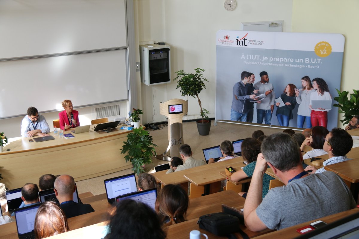 IUTunivpoitiers's tweet photo. Suite et fin de trois jours d'échanges et de travail #JPP2022
[Plénière] De la pratique à la théorie – prise de recul sur les pratiques de développement et d’évaluation des compétences.
Intervention de François Georges &amp; Marianne Poumay  #Labset  @UniversiteLiege 
#JPP2022 https://t.co/tAGptCxlJs