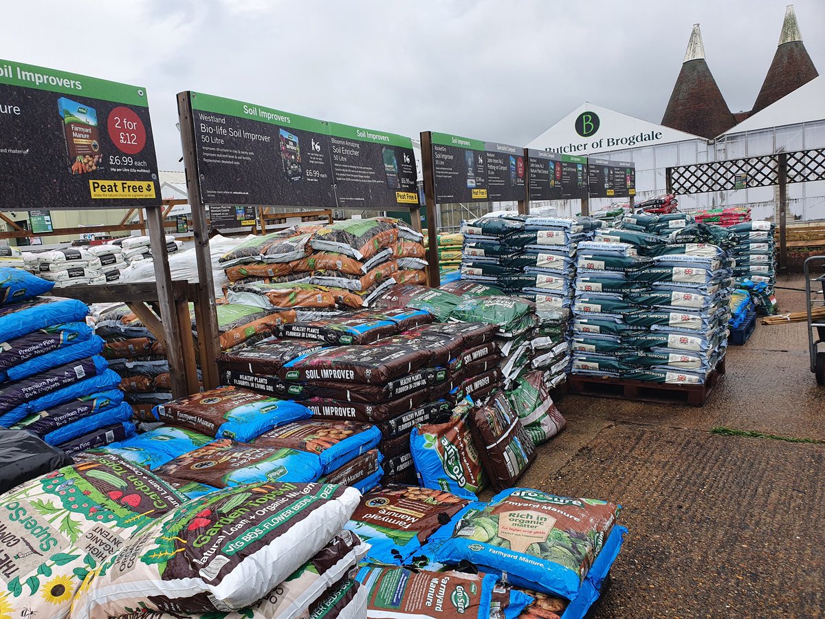 The best selection of peat-free compost I've ever seen @Notcuttsuk Maidstone - this is just one bank of what was available. Other garden centres need to step up.