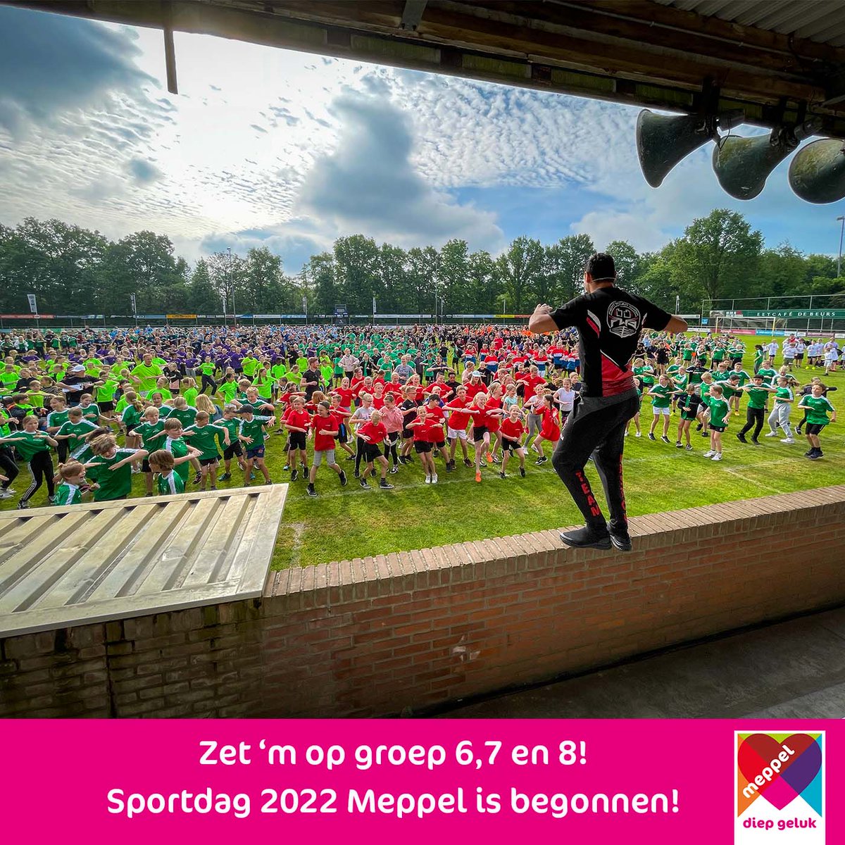 🏃‍♂️Eindelijk mag het weer! Sportdag op de ⚽velden van MSC, Alcides en FC Meppel! Mustapha van Team Bastov warmt de kinderen alvast op!

#sportdag #bewegenisgezond #bewegen #warmingup #sporten #vrijdag #friday #meppel #spelen #gezellig #sportief #kleuren #scholen #basisscholen