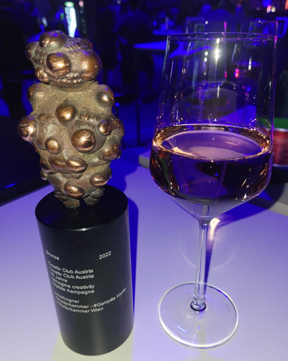 Arbeiterkammer's tweet photo. Freude, große Freude!!! 🎉🥳🎉 Ein Preis!!!! Das neben dem Weinglas (#gehbitte - das sehen alle) ist eine #Venus. Die hat die AK Wien gewonnen für die #gehbitte #gehbitteimpfen Kampagne. Danke #CCA, danke Papabogner und danke allen, die sich vor Corona schützen. https://t.co/VYwpA65zPS