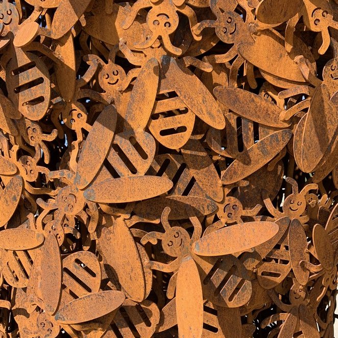 eventjes's tweet photo. Het is World Bee Day, Wereld Bijen Dag. Bijen zijn belangrijk voor onze omgeving, maar het aantal bijensoorten neemt af. Het 12m hoge kunstwerk Beehold van Florentijn Hofman besteedt hier aandacht aan. Het bestaat uit duizenden bijen! #wereldbijendag #WorldBeeDay2022 #WorldBeeDay https://t.co/MVtsc8aMn4