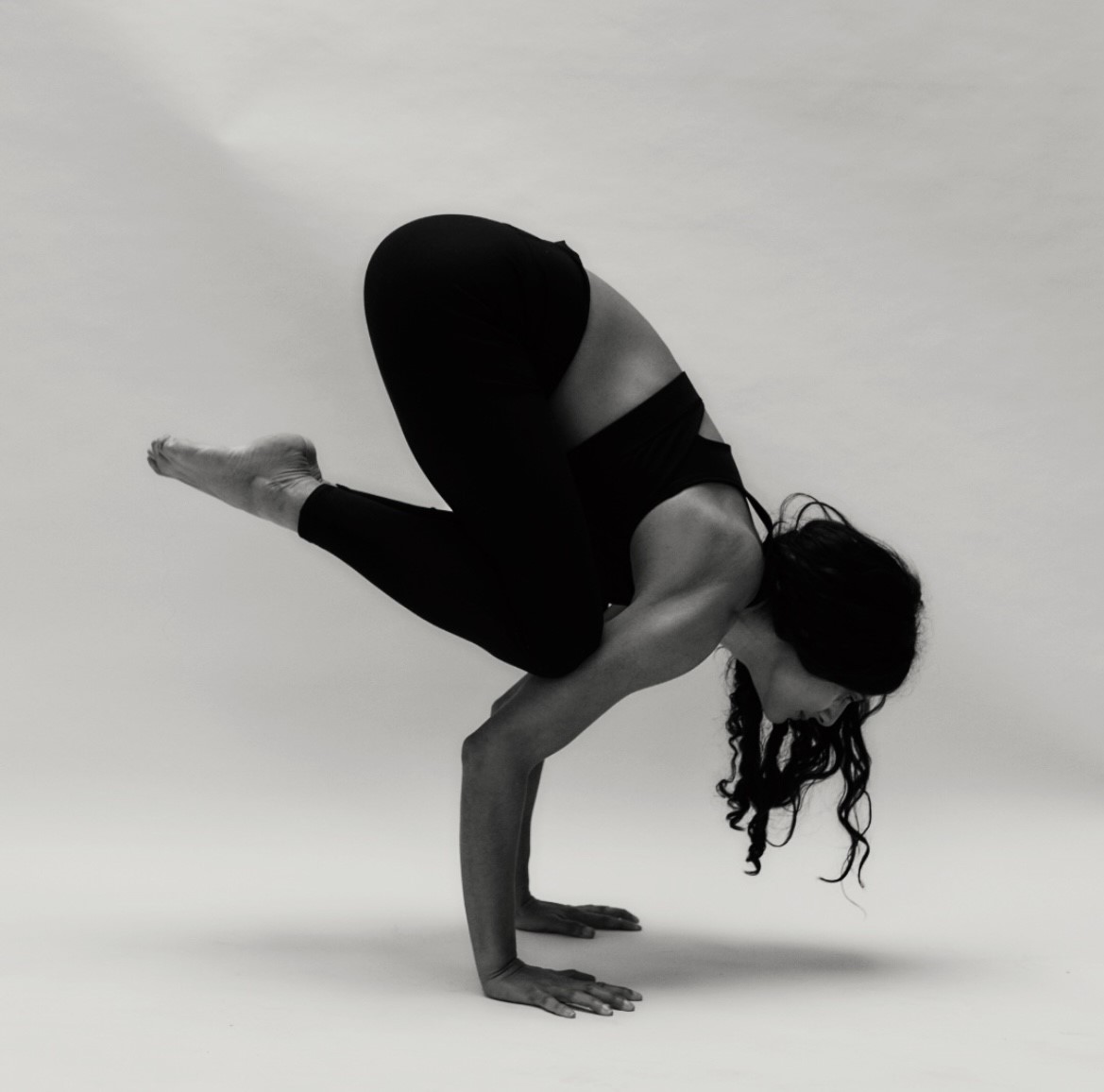 Wellicious's tweet photo. We absolutely love doing the crow pose as it fosters inner focus and strength. It is also a sign of “justice and longevity”! Exactly - what nature needs from us! This is why we only use certified #organic and #biodegradablematerials!🖤🌱

#cradletocradlecertified #compostable https://t.co/CedK3JKuXb