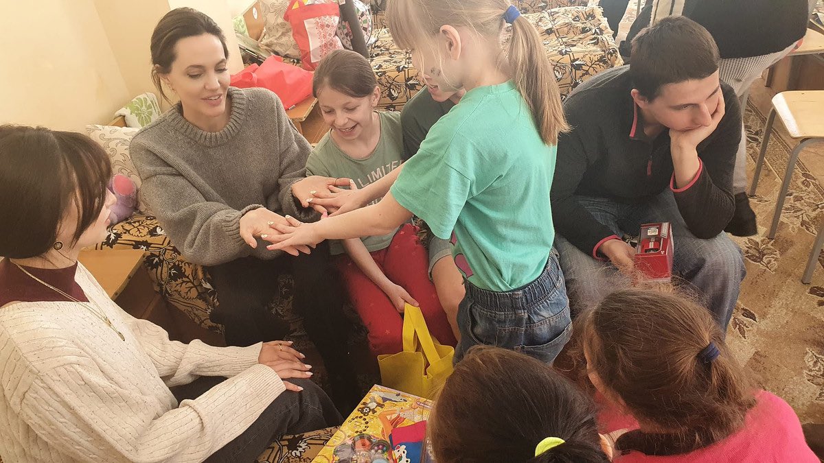 mrkbmn's tweet photo. @trippinapes 
Through to the difficult situation in Ukraine🇺🇦,Angelina came to help people morally and see what conditions they are in now.  She came to the city as a volunteer, talked to the affected children and people. Thank you🙏Dis:Mark#9158
@EmmaLeguin #TATGivingDays https://t.co/4wLLMqSwZj
