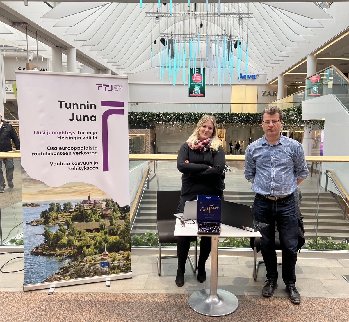 Projektijohtaja Annika Salokangas ja suunnitteluttajan projektipäällikkö @TommiLatva esittelevät tänään Tunnin junan suunnitelmia kauppakeskus Hansakorttelissa. 

#tunninjuna #turku