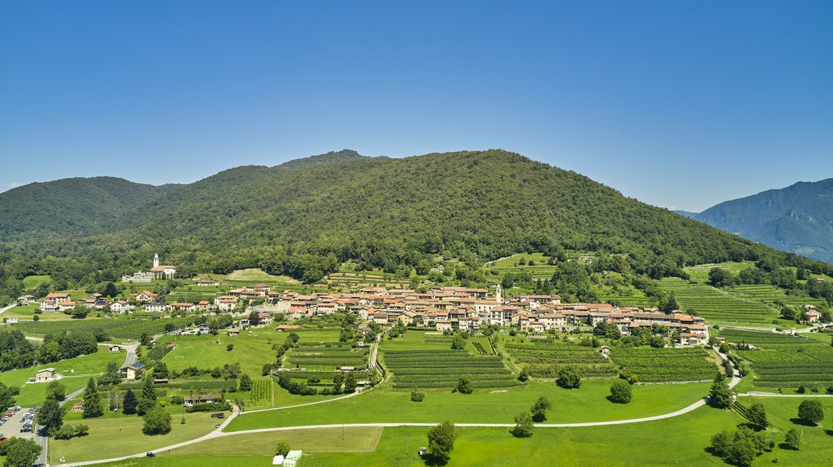 Veronique_Kanel's tweet photo. La #magie des beaux sites pour des #escapades estivales: #Meride (TI) au pied du Monte San Giorgio, inscrit au patrimoine mondial de l’@UNESCO_fr. L'église du village abrite de magnifiques #fresques #baroques: https://t.co/lVWW8xEOIi ✨🇨🇭@ticinoturismo @CulturaCH #ISOS @FeminaCh https://t.co/5Qs6RyipuI